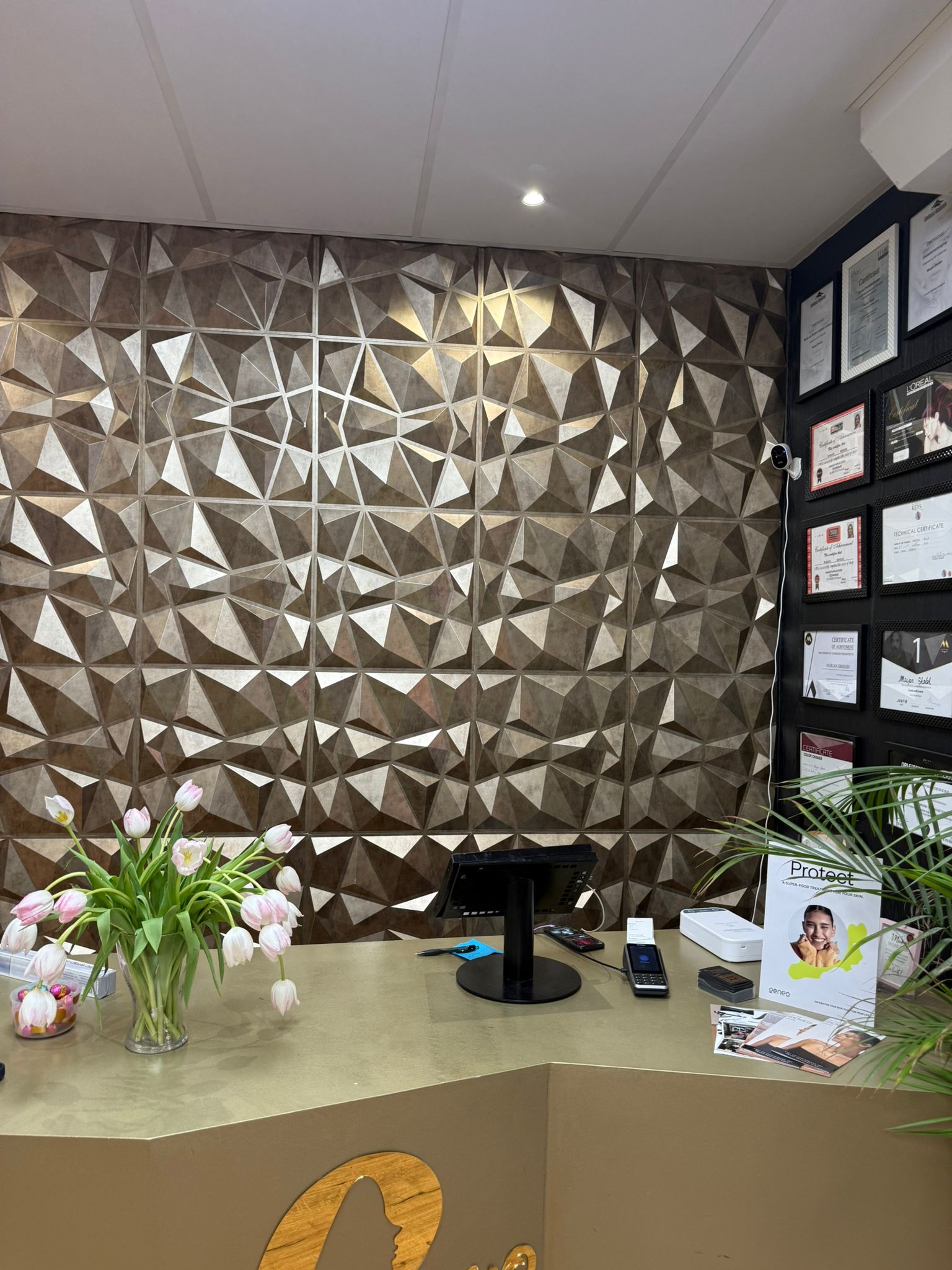 Receptie Yek Laser Clinic — gouden diamant wand en diplomas